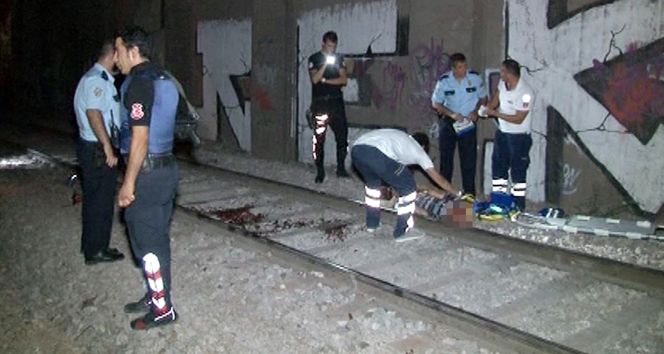 Trenin önüne atlayan adam öldü