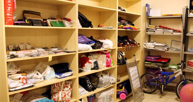 Tramvayda unutulan eşyalar şaşırtıyor