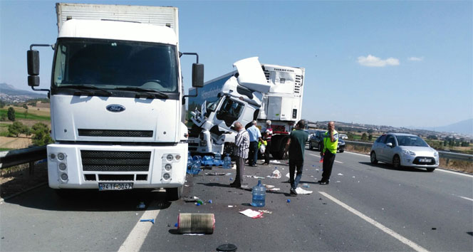 İki TIR çarpıştı, ortalık savaş alanına döndü