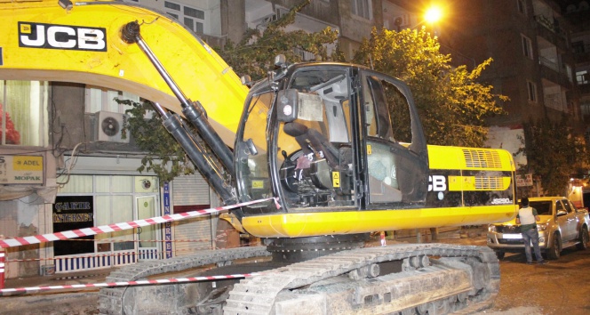 Göstericiler HDP’li belediyenin iş makinalarına saldırdı