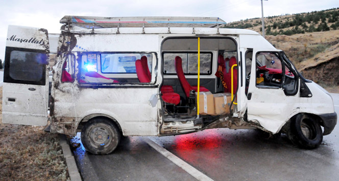 Minibüs refüje çarptı: 1 ölü, 9 yaralı