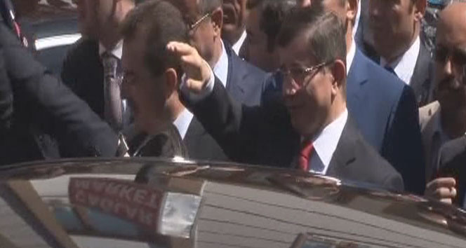 Başbakan Davutoğlu&#039;ndan şehit polisin evine taziye ziyareti