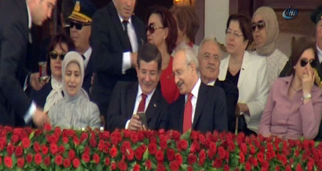 Davutoğlu ile Kılıçdaroğlu&#039;nun sohbeti dikkat çekti