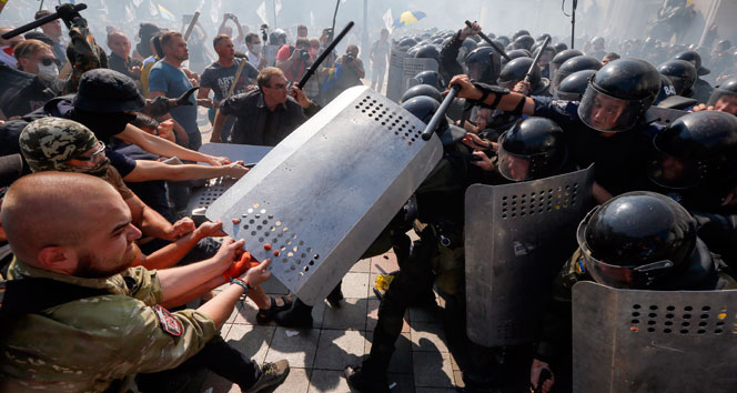 Ukrayna karıştı: 1 ölü, 100 yaralı
