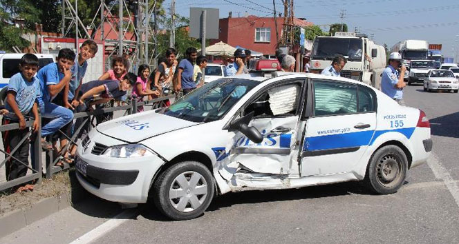 Polis aracı kaza yaptı: 3 yaralı