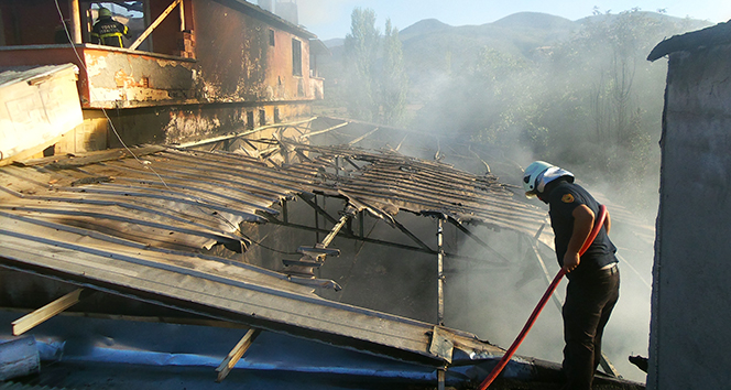Tosya’da 2 katlı ev ve işyeri kül oldu