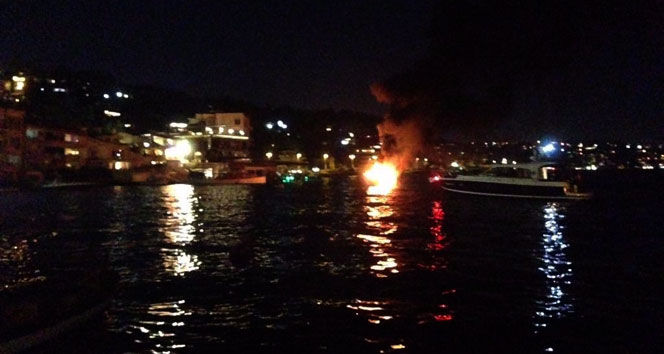 Beşiktaş açıklarında sürat teknesi alev alev yandı