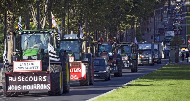 Çiftçiler Paris’i traktörlerle istila etti