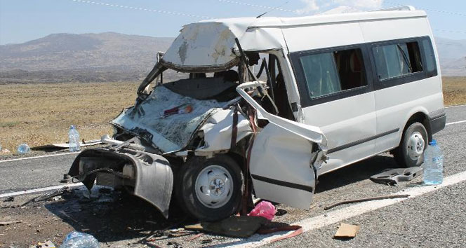 Minibüs ile kamyon çarpıştı: 1&#039;i çocuk 2 ölü