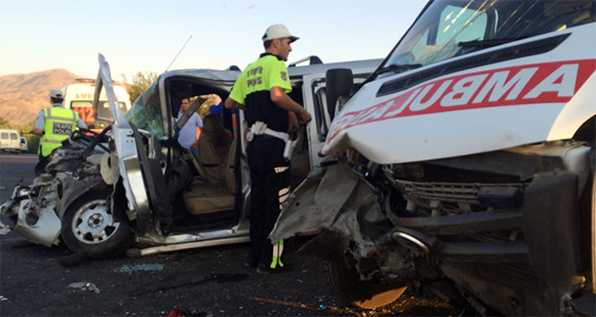 Ambulans ile ticari araç çarpıştı: 1 ölü, 7 yaralı