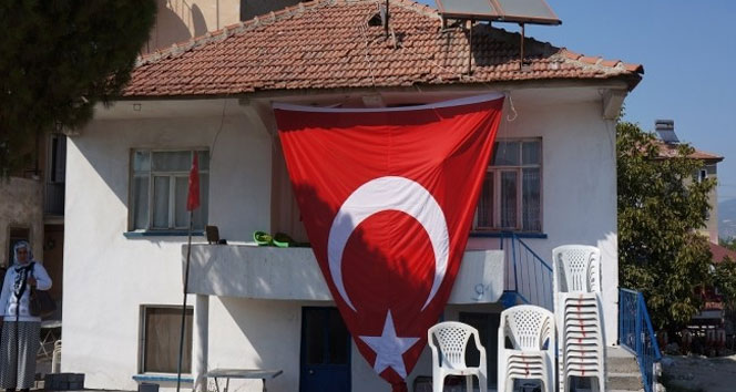 Bayrağı geri alınan şehidin evine yeniden bayrak asıldı