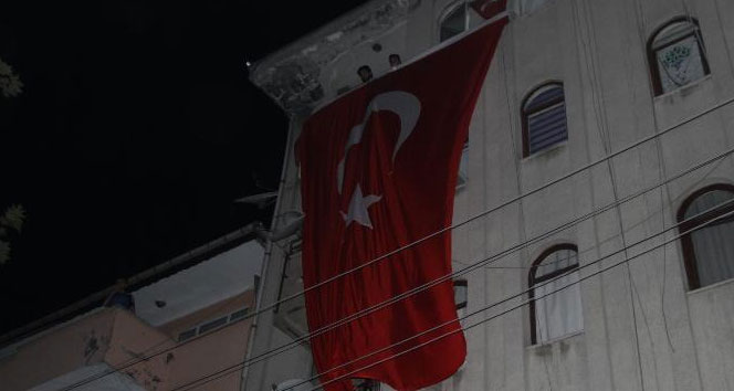 HDP binasına Türk Bayrağı asıldı