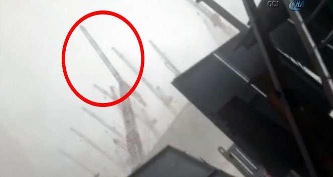 Kabe’deki vincin düşme anları kameralara yansıdı