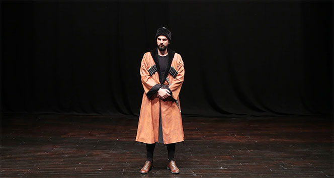 Kurtlar Vadisi’nin Küpeli’sinden Türk tiyatrosunda bir ilk