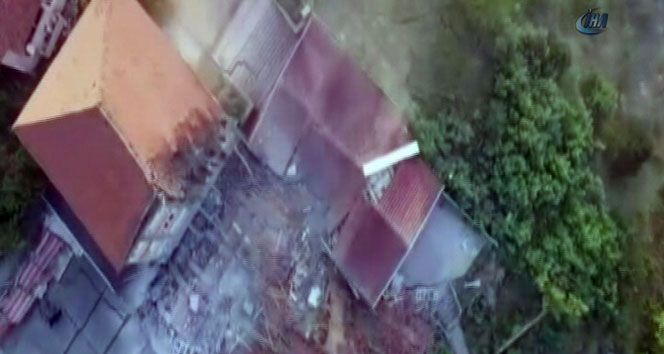 Heyelandan zarar gören 4 katlı bina yerle bir oldu