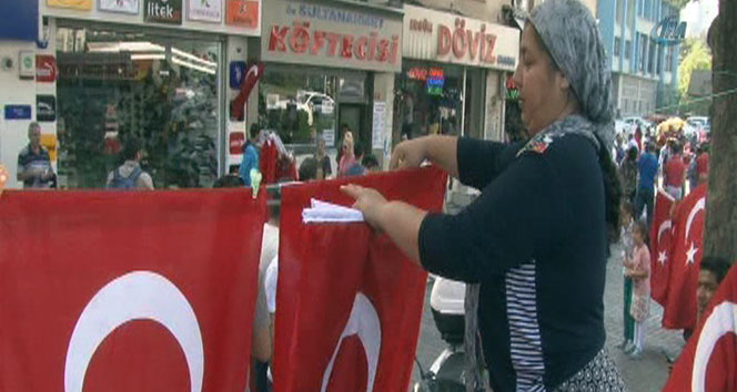 Yenikapı'daki miting bayrak satıcılarının yüzünü güldürdü