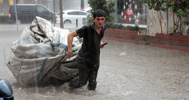 Adana&#039;da yağmur hayatı felç etti