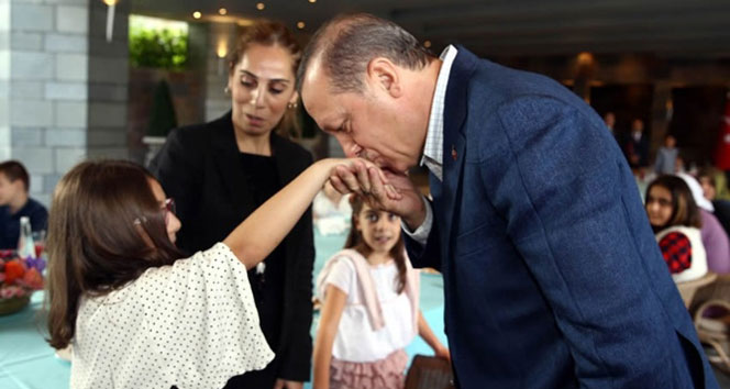 Erdoğan, çocuklarla bayramlaştı