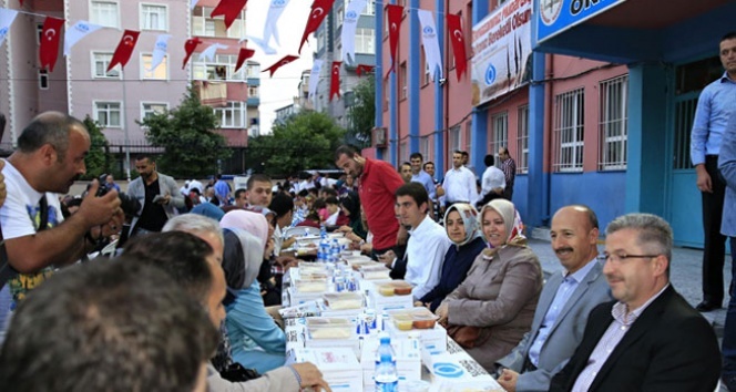 Ramazan bereketi sokak iftarlarında paylaşılıyor
