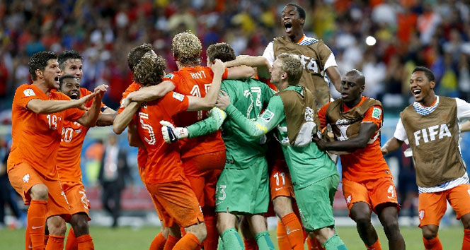 Van Gaal’den kazandıran hamle