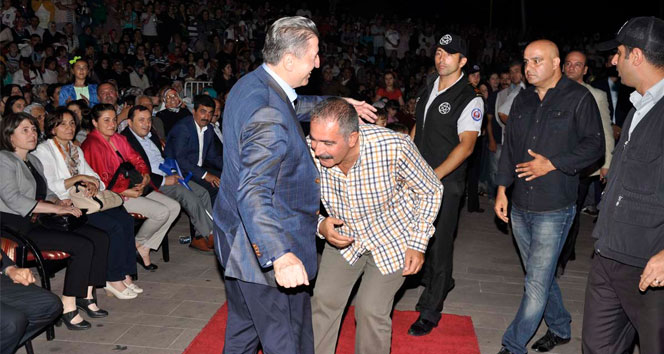 Fatih Kısaparmak TBMM Eski Başkanı Toptan'ın elini öpmeye çalıştı