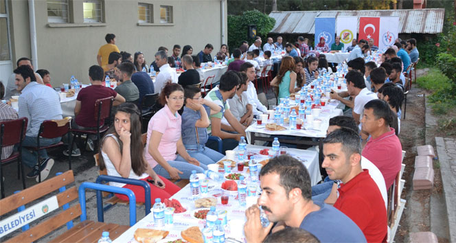 Gençler iftarda bir araya geldi