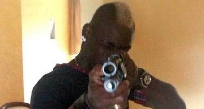 Balotelli bu kez silahla