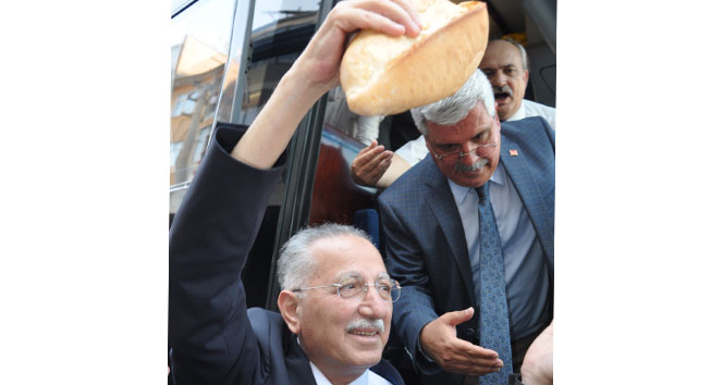Ekmeleddin İhsanoğlu'na ‘2 ekmek’