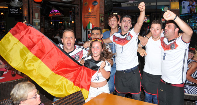 Türkiye’deki Alman turistlerin şampiyonluk coşkusu
