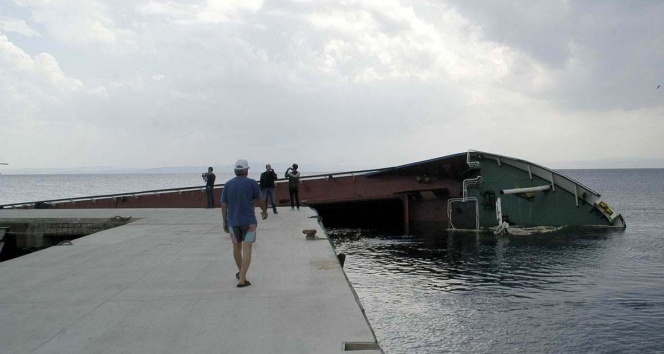 Batık gemi tehlike saçıyor