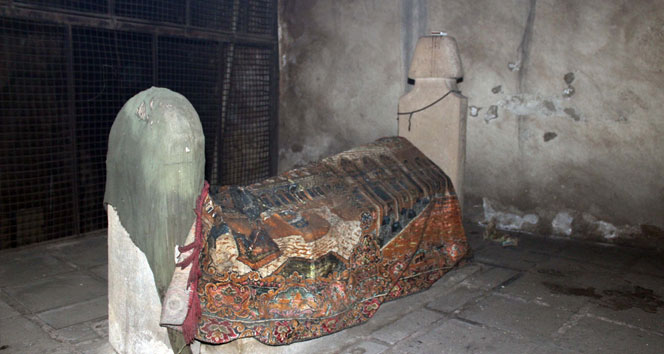 6 asırlık Dede Sultanın türbesi, odunluğa çevrildi