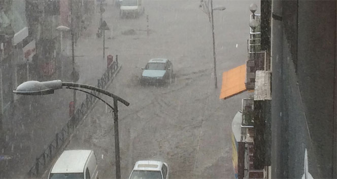Zonguldak'ta sel yüzünden vatandaşlar dolmuş durağına sığındı