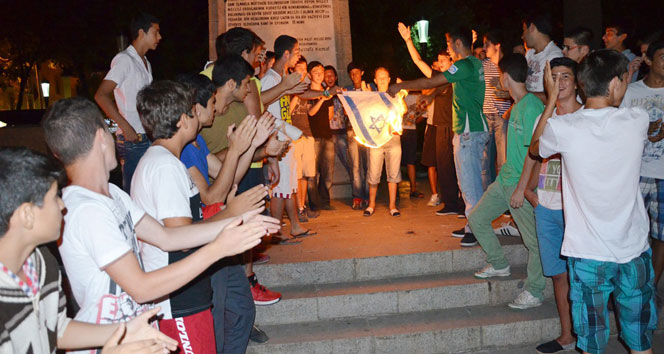 İsrail'e tepkilerini bayrak yakara gösterdiler
