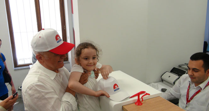Erdoğan&#039;a ilk yardım 7 yaşındaki Rümeysa&#039;dan