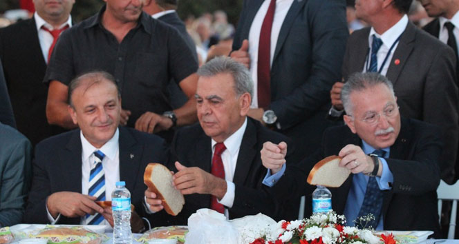 İhsanoğlu&#039;na iftar yemeğinde protesto