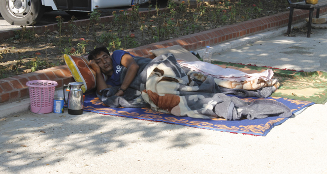 Suriyeliler Edirne&#039;de kaldırımda yatıyor