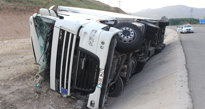 Dondurma yüklü TIR devrildi