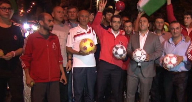 Sporcular, İsrail Büyükelçilik Konutu’nu ‘top’a tuttu