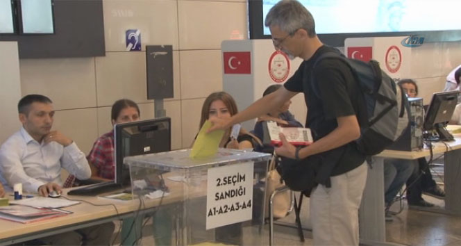 Atatürk Havalimanı&#039;nda oy kullanma işlemi başladı