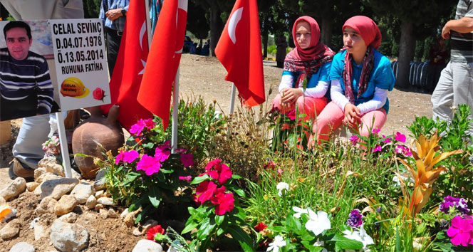 Babalarının mezarına bayram mektubu bıraktılar
