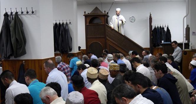 Müslümanlar bayram namazında Gazze için dua etti