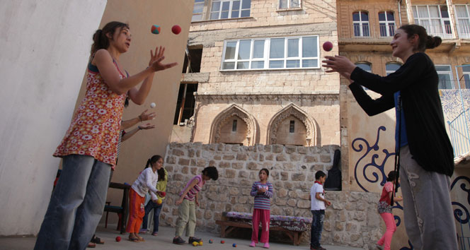 Suriyeli çocukları sirk ile buluşturdular