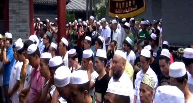 Çinli Müslümanlar bayramda camileri doldurdu