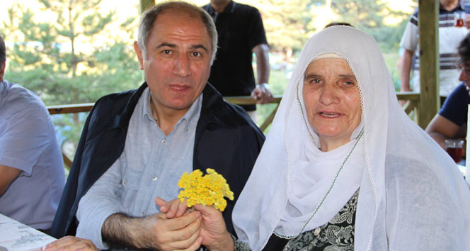 Bakan Ala, annesi için  çiçek topladı