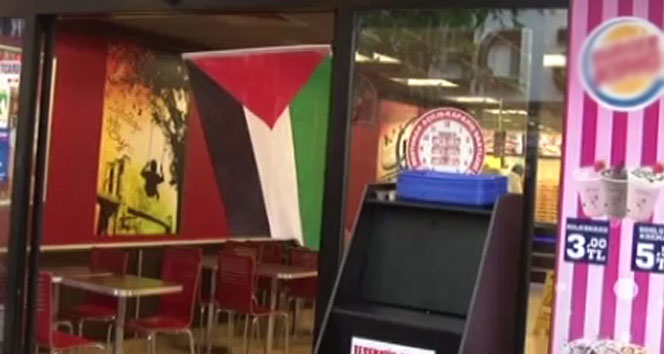 Eylemciler, fast food kapısına Filistin bayrağı astı
