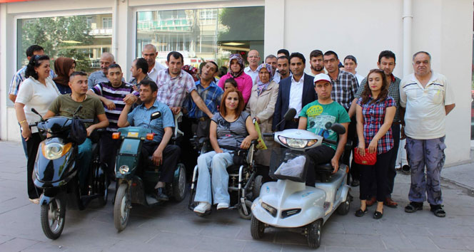 Engelliler, üç aylıklarını Başbakan Erdoğan’a destek için gönderdi
