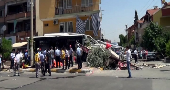 Denizli’de otobüs markete daldı: 2 ölü, 16 yaralı