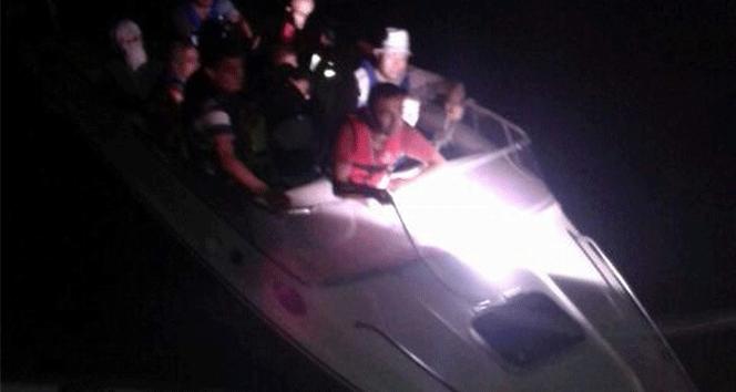 Batma tehlikesi geçiren teknede 11 kaçak son anda kurtarıldı