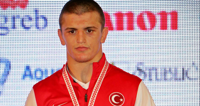 Milli güreşçi Furkan Bayrak Dünya Şampiyonu oldu