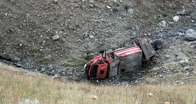 İtfaiye aracı şarampole yuvarlandı: 3 ölü